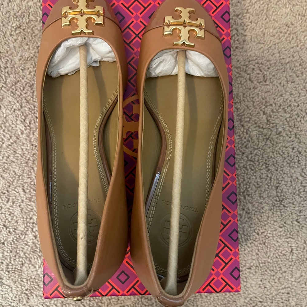 Tory Burch Gold Logo Tan shoes